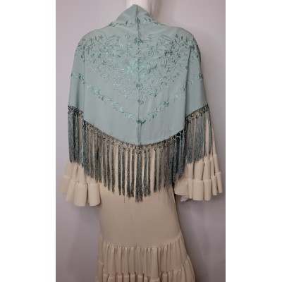 Mantón de seda Begoña Verde jabonoso bordado al tono