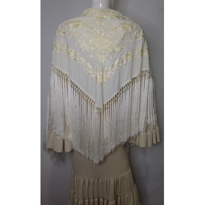 Mantón de seda Begoña beig bordado al tono