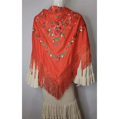 Mantón rojo bordado en rojo y verde