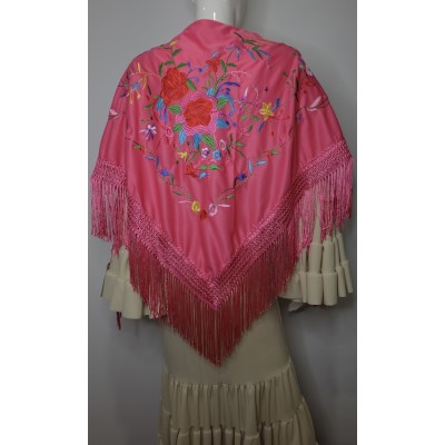Mantón rosa bordado en tonos varios