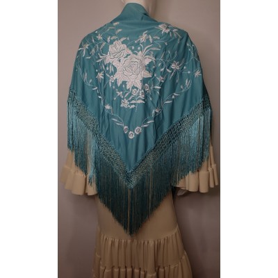 Mantón turquesa bordado en blanco