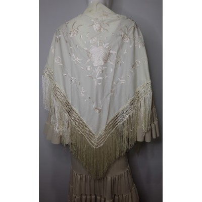 Mantón beig bordado al tono
