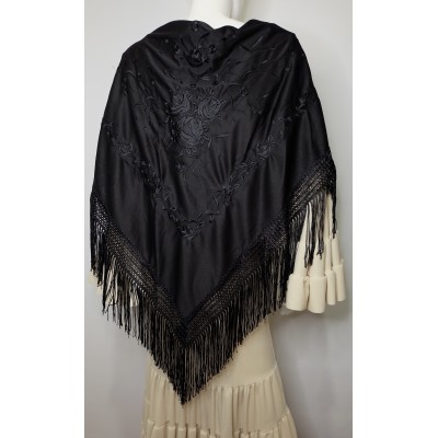 Mantón negro bordado al tono