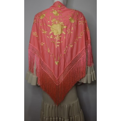 Mantón coral bordado en dorado