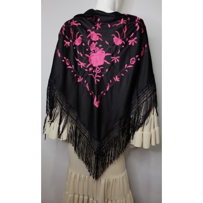 Mantón negro bordado en rosa