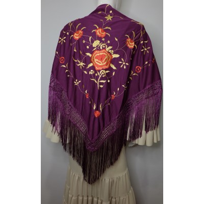 Mantón morado bordado en rojo y dorado