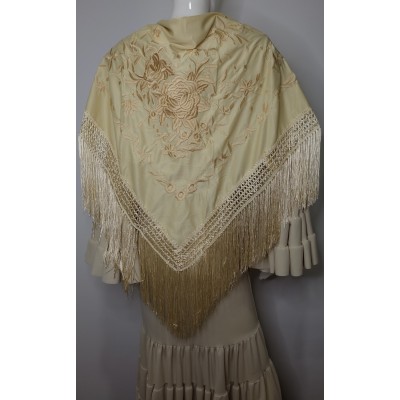 Mantón crema bordado al tono