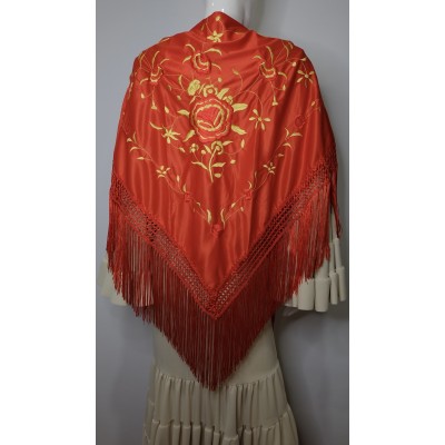 Mantón rojo bordado en rojo y dorado