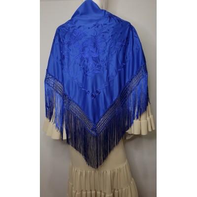 Mantón Azul Klein bordado al tono