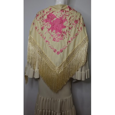 Mantón crema bordado en rosa fucsia